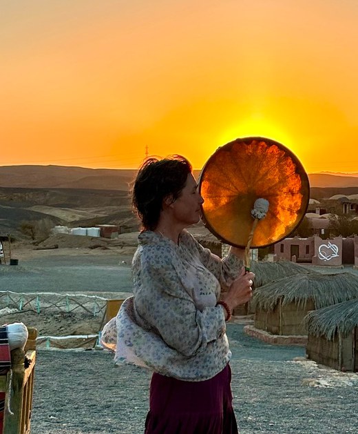 Nadiejda, tambour chamanique au coucher du soleil